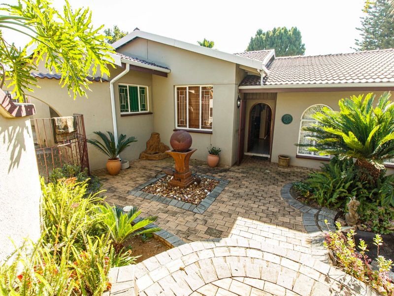 Chic Noordheuwel Family Home with Pool and Bar Area - Photo 3