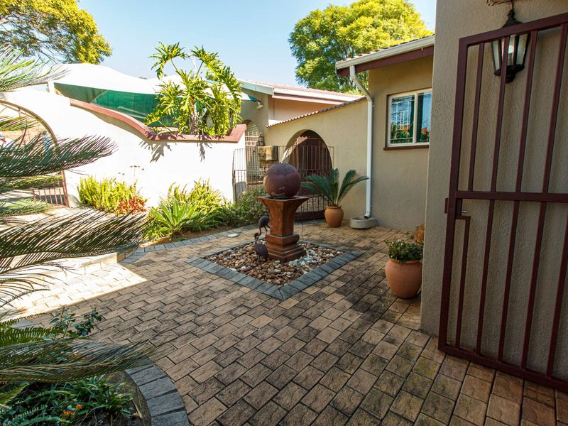 Chic Noordheuwel Family Home with Pool and Bar Area - Photo 5