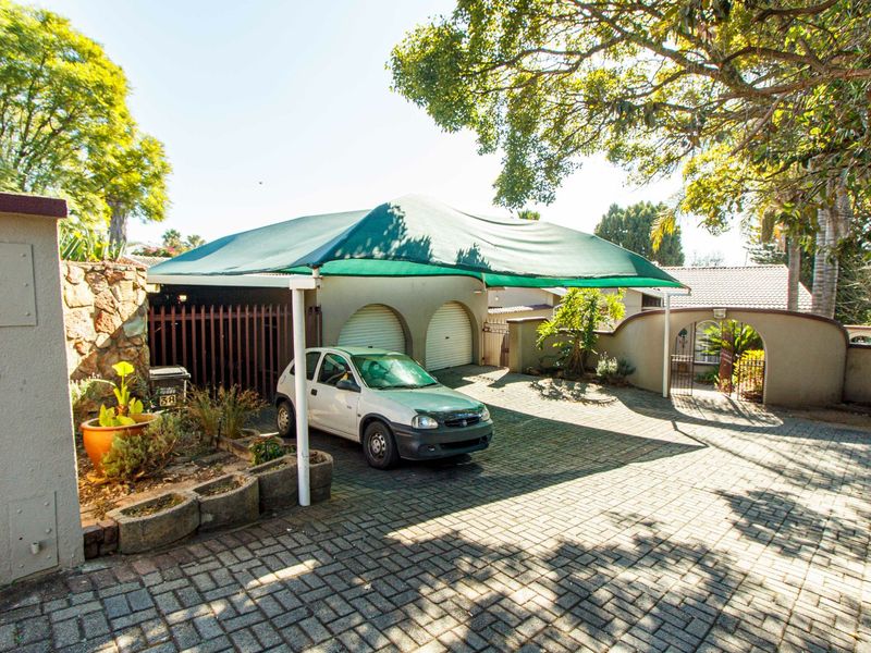 Chic Noordheuwel Family Home with Pool and Bar Area - Photo 2