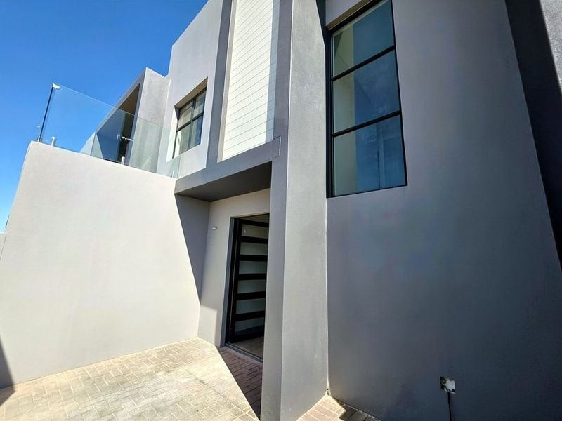 MOVE-IN READY: BRAND NEW TURN-KEY HOME IN SANDOWN - Photo 2