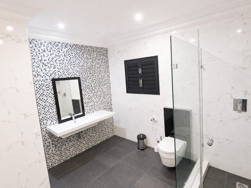 Modern Bachelor Units - Marine Drive  - Photo 10