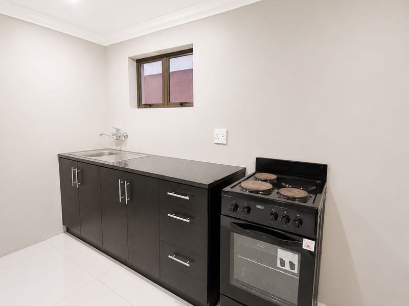 Modern Bachelor Units - Marine Drive  - Photo 9