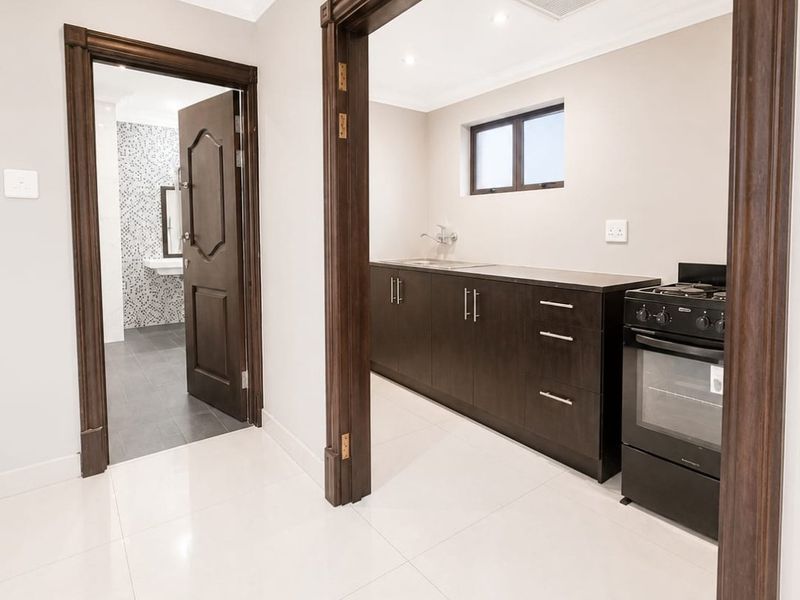 Modern Bachelor Units - Marine Drive  - Photo 7
