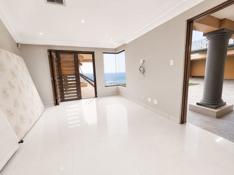 Modern Bachelor Units - Marine Drive  - Photo 3