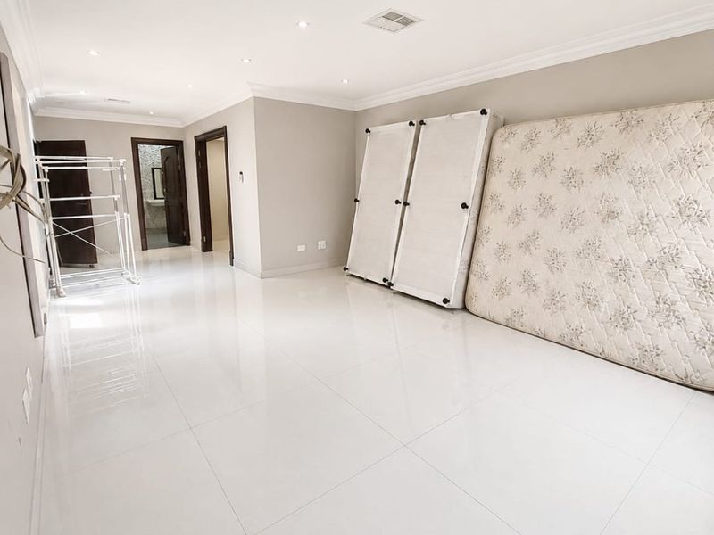Modern Bachelor Units - Marine Drive  - Photo 4