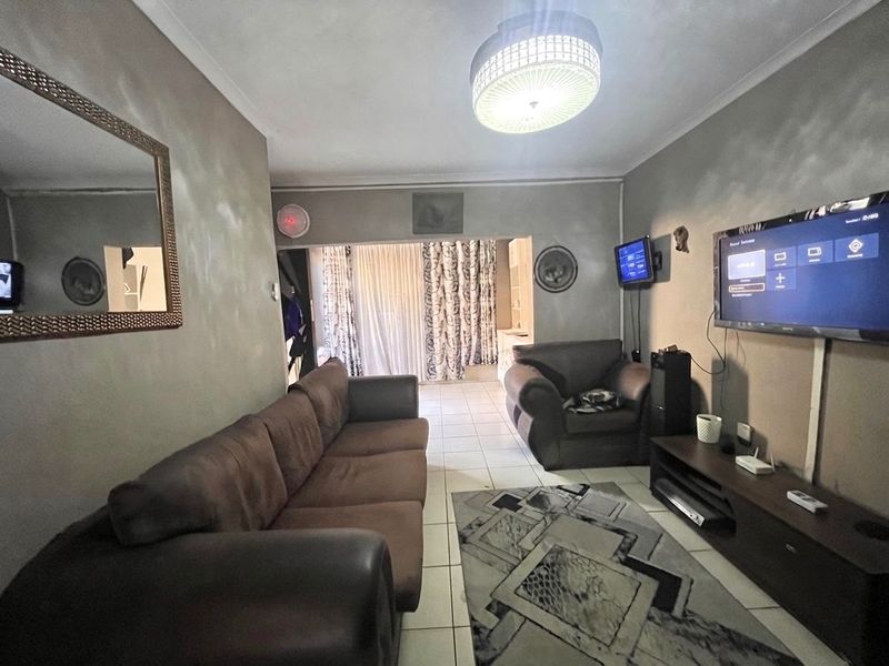 3-Bedroom Family Home with Separate Income-Generating 2-Bedroom Flatlet for Sale in Montford - Photo 5