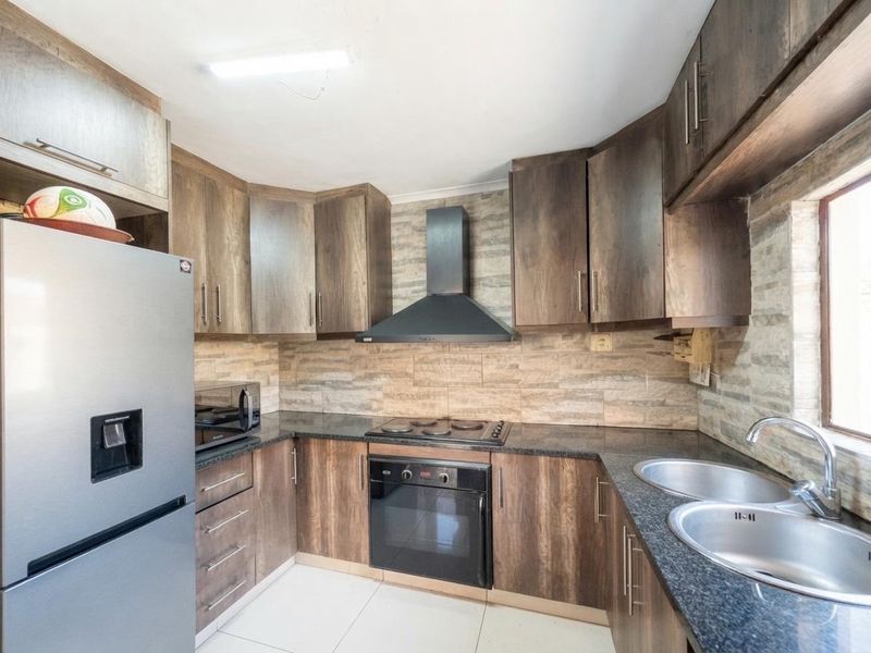3-Bedroom Family Home with Separate Income-Generating 2-Bedroom Flatlet for Sale in Montford - Photo 4