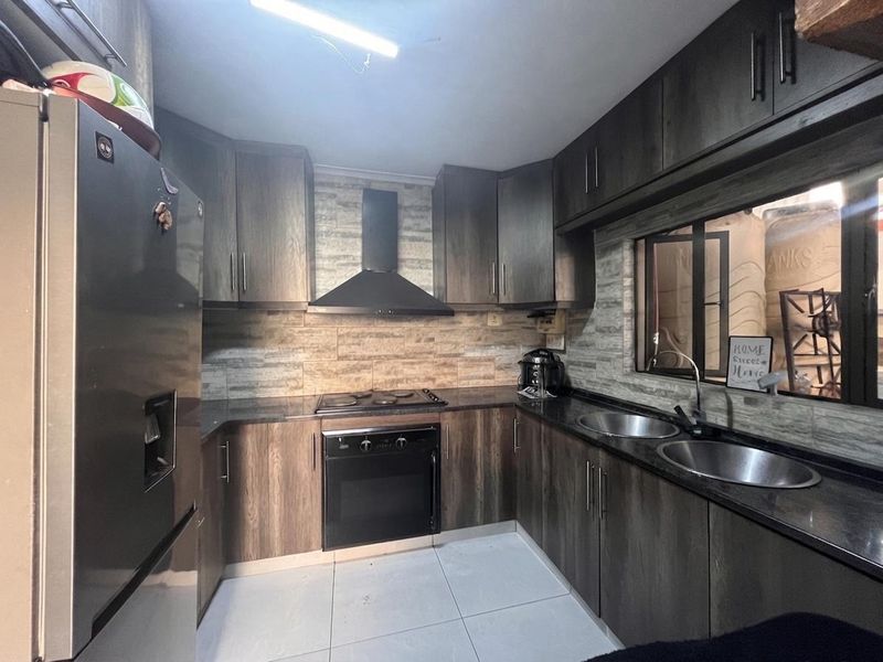 3-Bedroom Family Home with Separate Income-Generating 2-Bedroom Flatlet for Sale in Montford - Photo 3