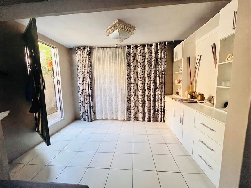 3-Bedroom Family Home with Separate Income-Generating 2-Bedroom Flatlet for Sale in Montford - Photo 8