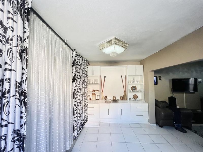 3-Bedroom Family Home with Separate Income-Generating 2-Bedroom Flatlet for Sale in Montford - Photo 7
