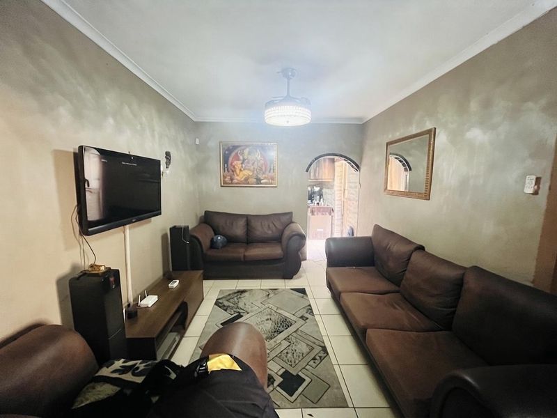 3-Bedroom Family Home with Separate Income-Generating 2-Bedroom Flatlet for Sale in Montford - Photo 6