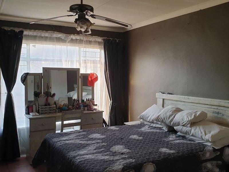 Spacious Family Home with Practical Living Spaces - Photo 3