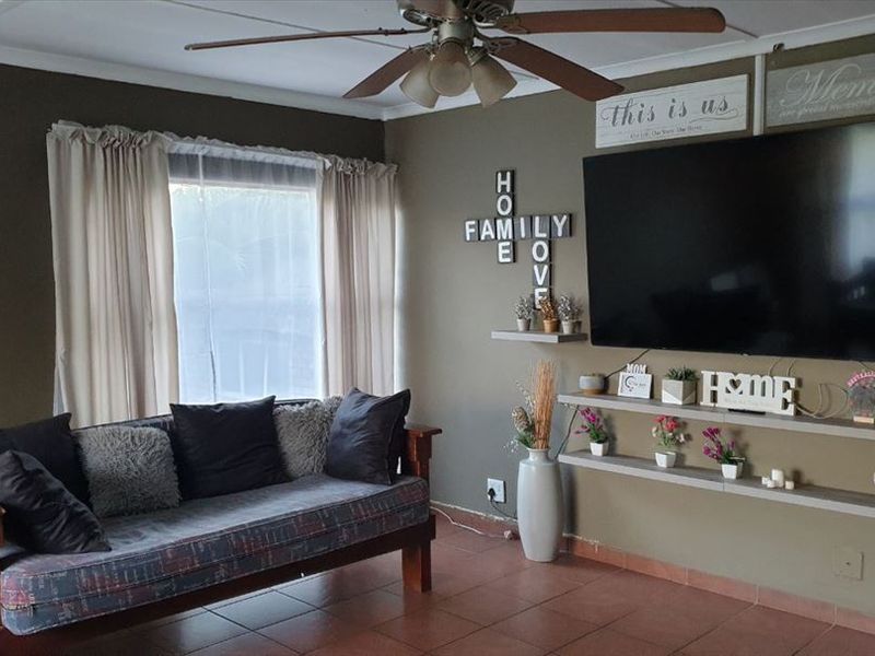 Spacious Family Home with Practical Living Spaces - Photo 2