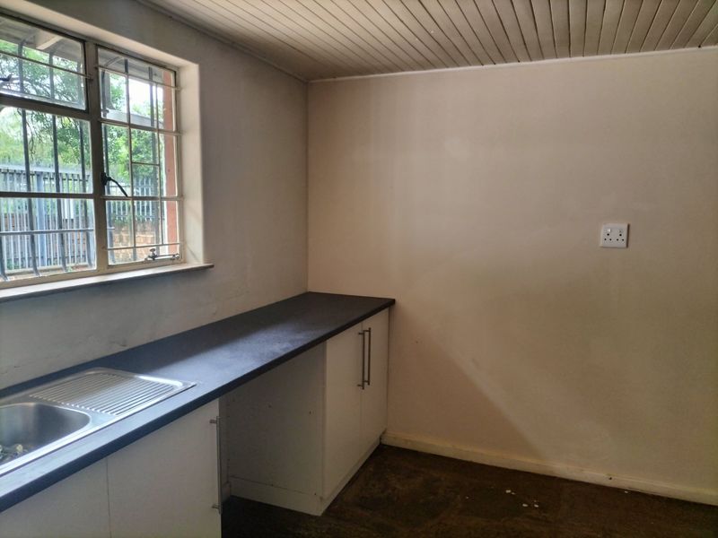 Two Bedroom Garden Flat for rent in Meyerspark - Photo 8