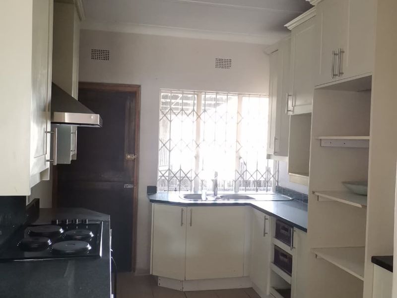 Stunning Family Home with Cottage & Pool - Photo 8