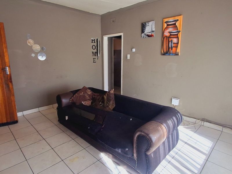 3 Bedrooms home for sale in Sasolburg close to high school and primary school walkin dictens to town - Photo 2