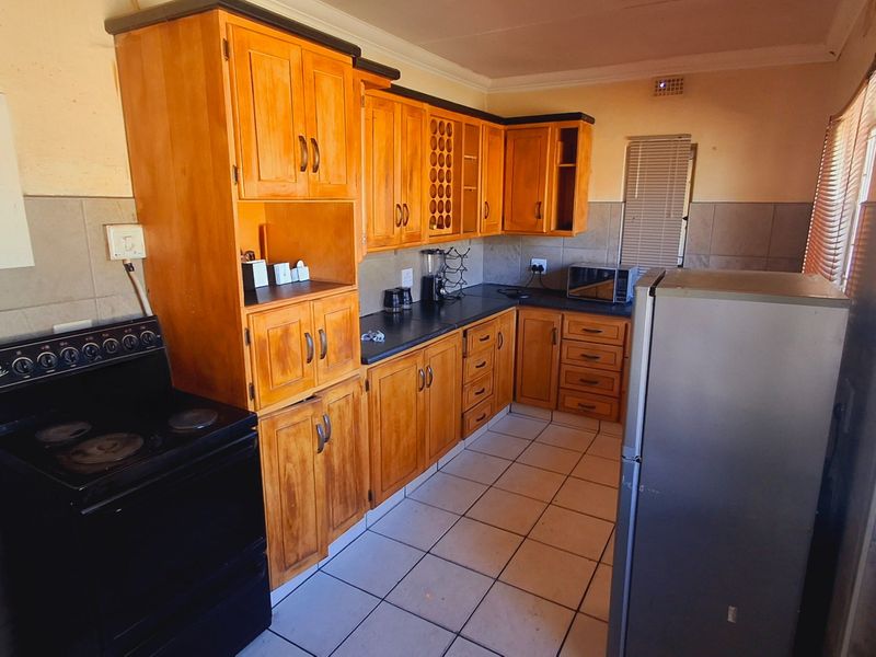 3 Bedrooms home for sale in Sasolburg close to high school and primary school walkin dictens to town - Photo 1
