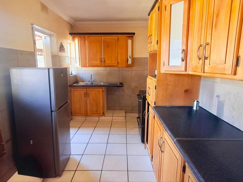 3 Bedrooms home for sale in Sasolburg close to high school and primary school walkin dictens to town - Photo 3