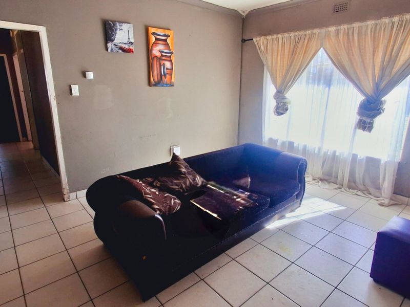 3 Bedrooms home for sale in Sasolburg close to high school and primary school walkin dictens to town - Photo 4