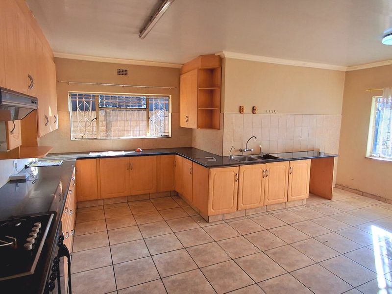 4-Bedroom, 2-Bathroom Family Home with Great Potential - Photo 2