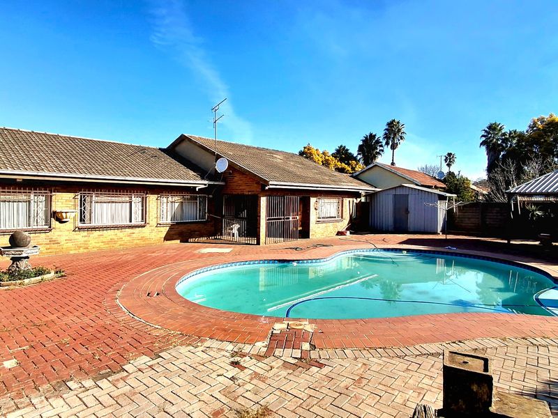 4-Bedroom, 2-Bathroom Family Home with Great Potential - Photo 1
