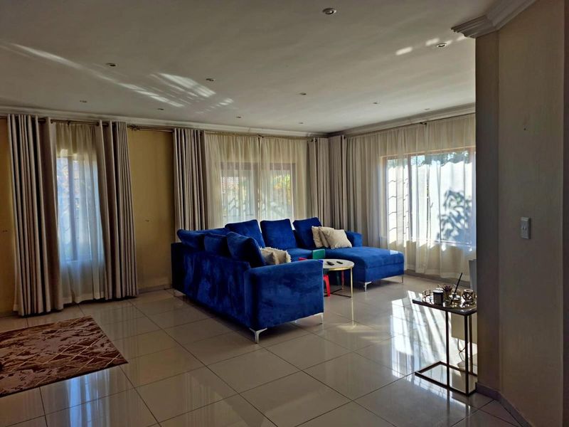 Stunning 3-Bedroom Home in Luxury Estate in Thatchfield Hills - Photo 5
