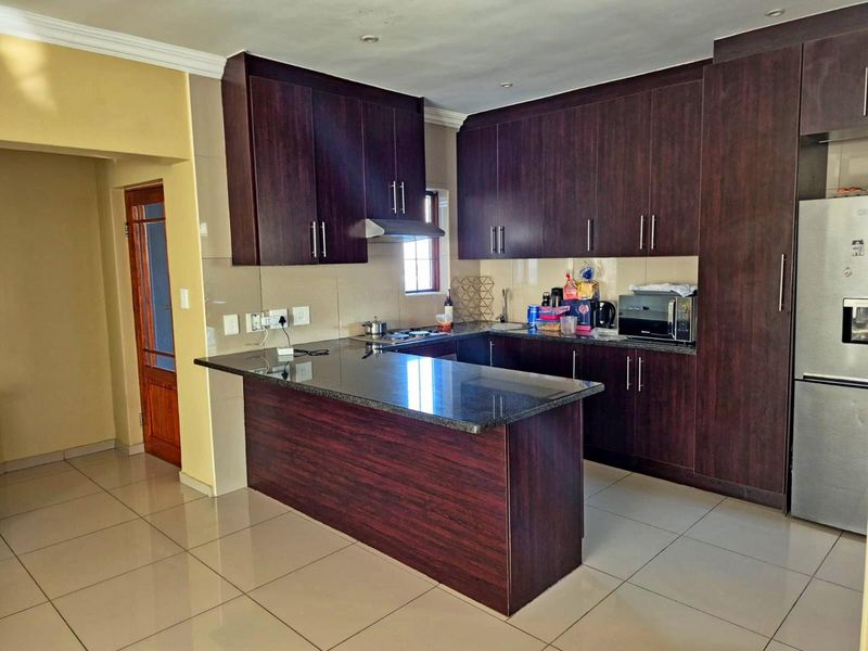 Stunning 3-Bedroom Home in Luxury Estate in Thatchfield Hills - Photo 6