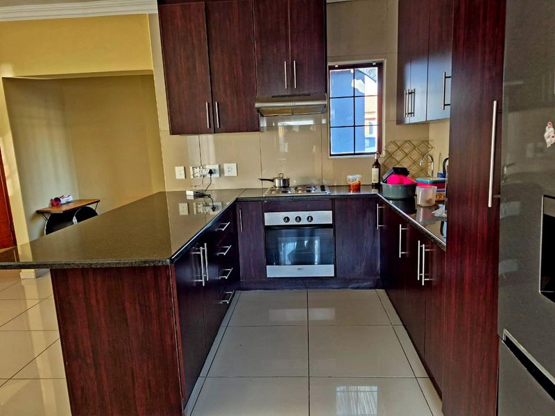 Stunning 3-Bedroom Home in Luxury Estate in Thatchfield Hills - Photo 3