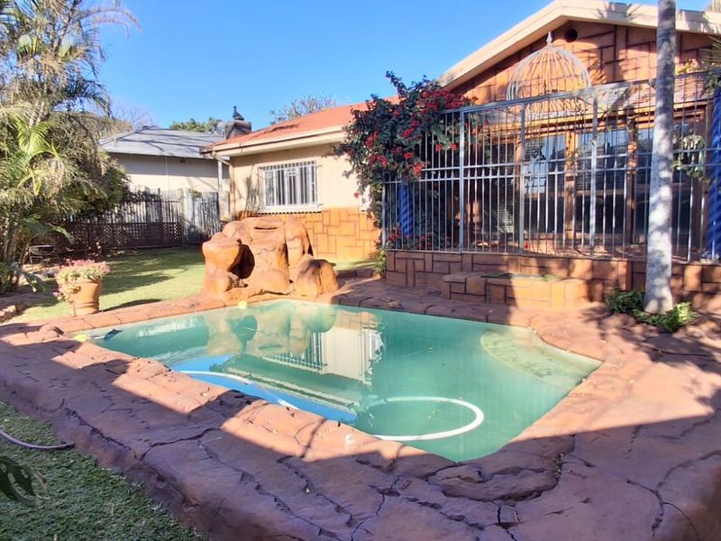 VERSATILE PROPERTY FOR SALE - Photo 1