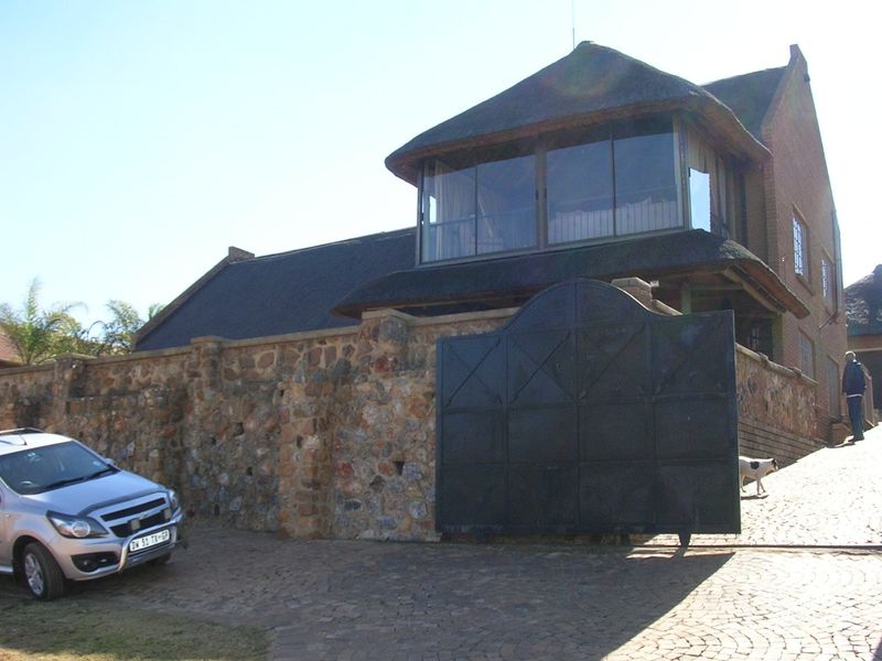 FOUR BEDROOM THATCH ROOF HOME IN VAALOEWER - Photo 2