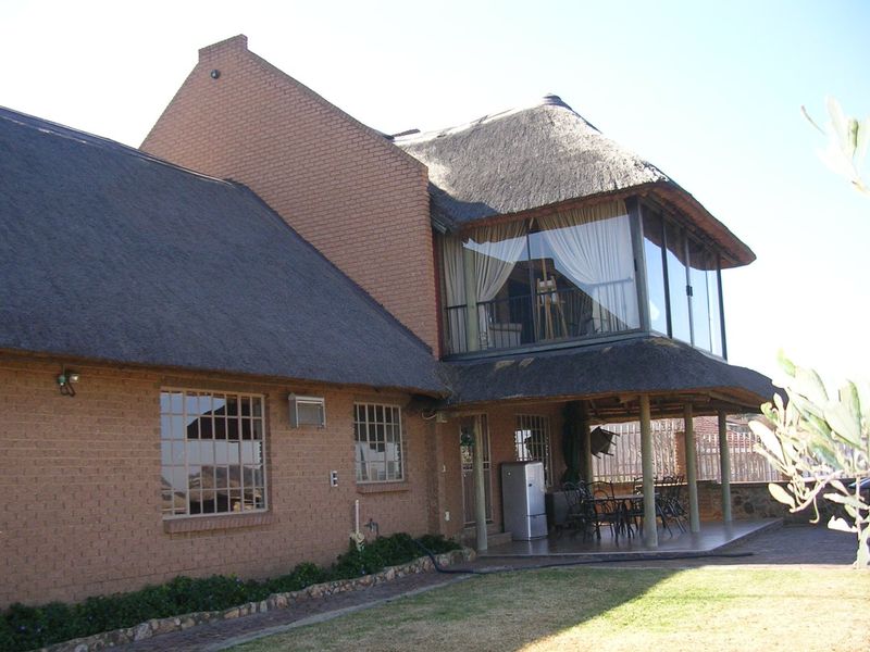 FOUR BEDROOM THATCH ROOF HOME IN VAALOEWER - Photo 1