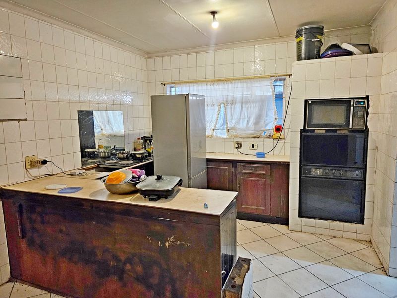 Exceptional 3-Bedroom Family Home with 6 Income-Generating Granny Flats. - Photo 5