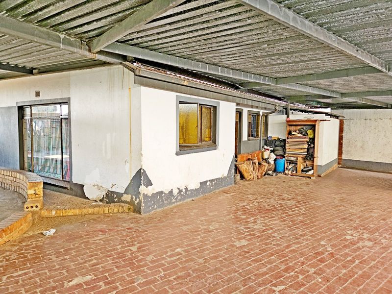 Exceptional 3-Bedroom Family Home with 6 Income-Generating Granny Flats. - Photo 2