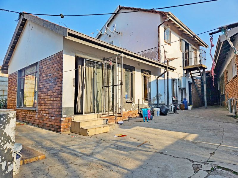 Exceptional 3-Bedroom Family Home with 6 Income-Generating Granny Flats. - Photo 1