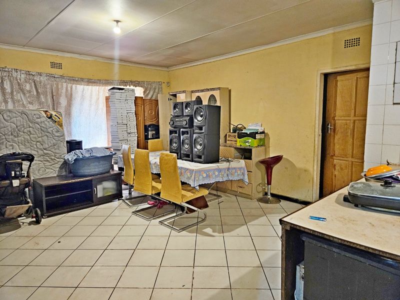 Exceptional 3-Bedroom Family Home with 6 Income-Generating Granny Flats. - Photo 4