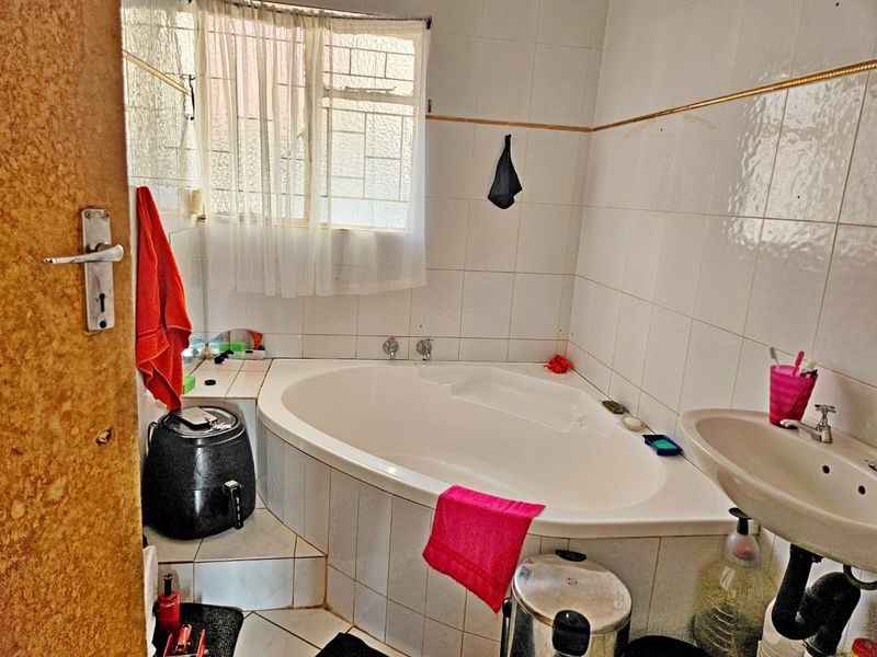 Exceptional 3-Bedroom Family Home with 6 Income-Generating Granny Flats. - Photo 10