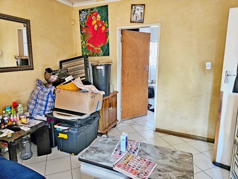 Exceptional 3-Bedroom Family Home with 6 Income-Generating Granny Flats. - Photo 9