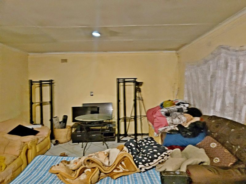Exceptional 3-Bedroom Family Home with 6 Income-Generating Granny Flats. - Photo 8