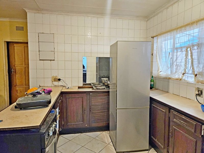 Exceptional 3-Bedroom Family Home with 6 Income-Generating Granny Flats. - Photo 7