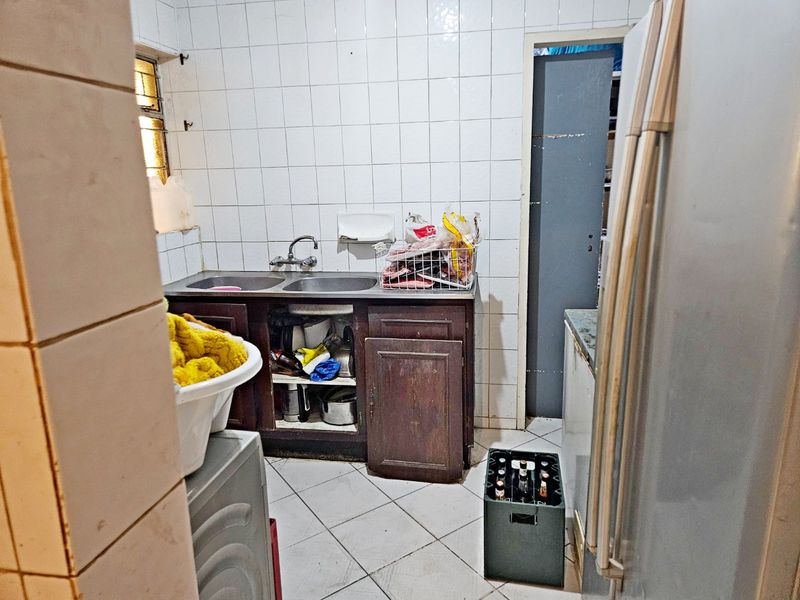 Exceptional 3-Bedroom Family Home with 6 Income-Generating Granny Flats. - Photo 6