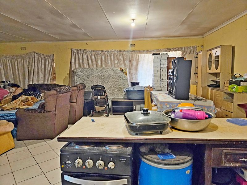 Exceptional 3-Bedroom Family Home with 6 Income-Generating Granny Flats. - Photo 3