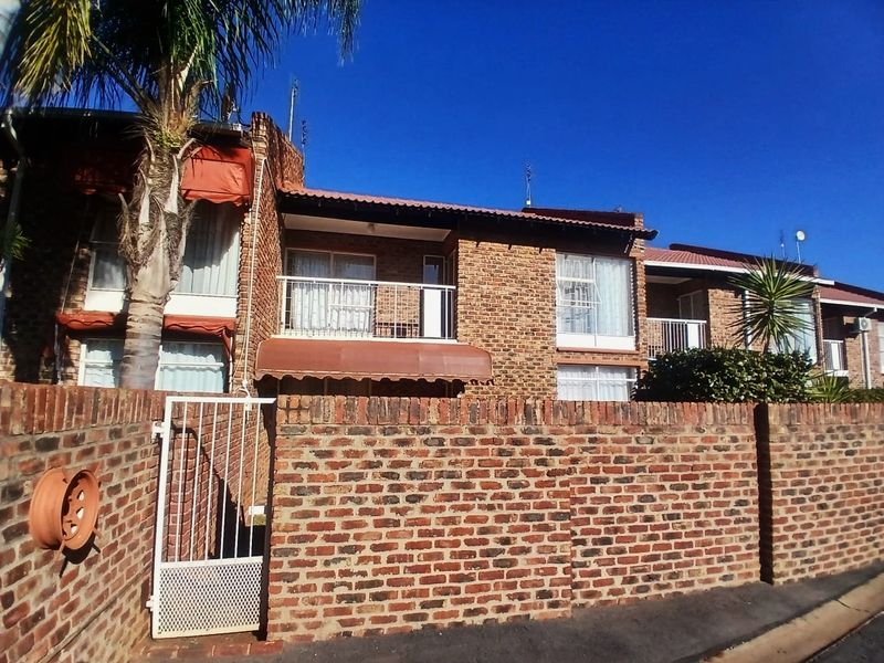 Perfectly positioned in Flamwood Lovely, Spacious Double-Storey Townhouse  - Photo 2