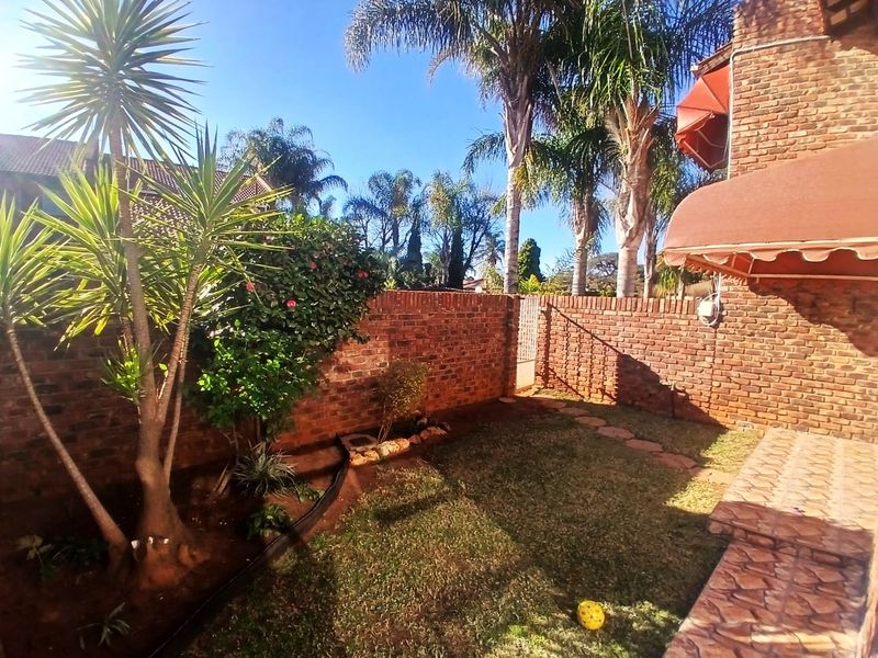 Perfectly positioned in Flamwood Lovely, Spacious Double-Storey Townhouse  - Photo 1