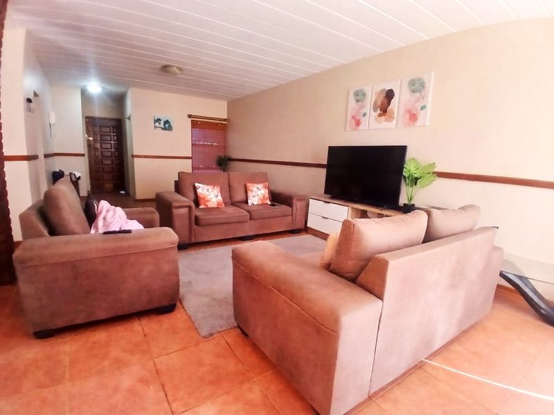 Perfectly positioned in Flamwood Lovely, Spacious Double-Storey Townhouse  - Photo 10