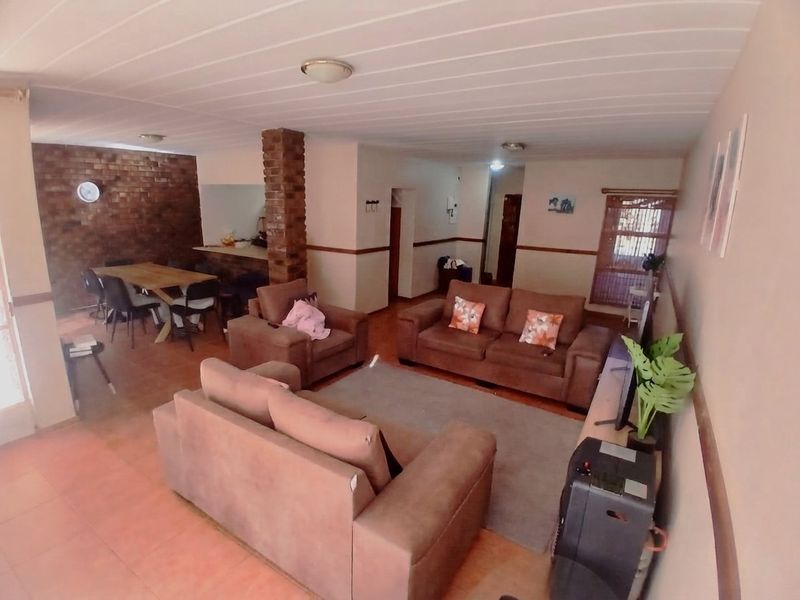 Perfectly positioned in Flamwood Lovely, Spacious Double-Storey Townhouse  - Photo 9