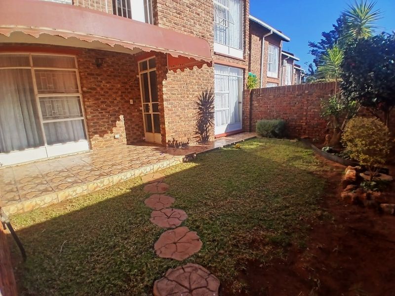 Perfectly positioned in Flamwood Lovely, Spacious Double-Storey Townhouse  - Photo 3