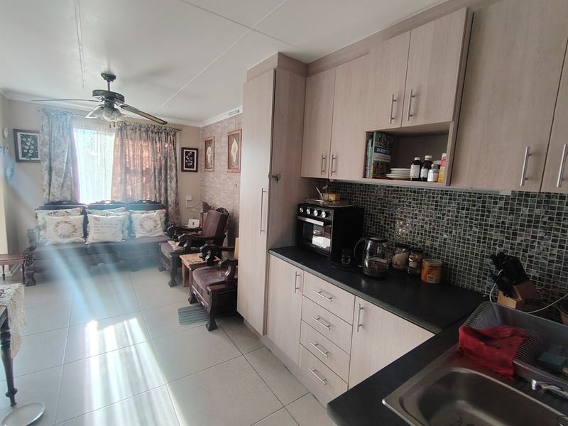 2  Bedroom home with self-contained Flatlet  - Photo 9