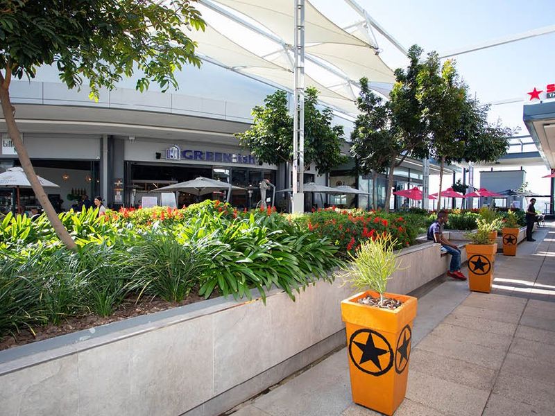 Strategic retail space in Stoneridge Shopping Centre - Photo 4