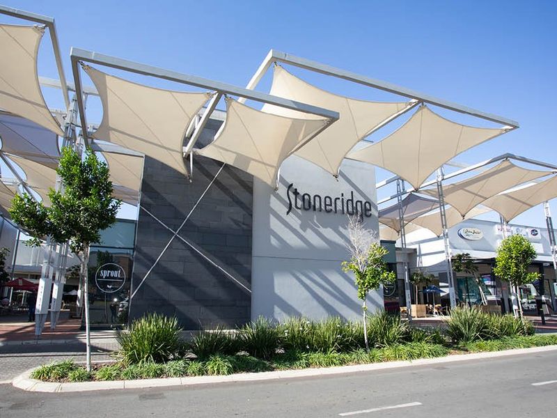 Strategic retail space in Stoneridge Shopping Centre - Photo 2