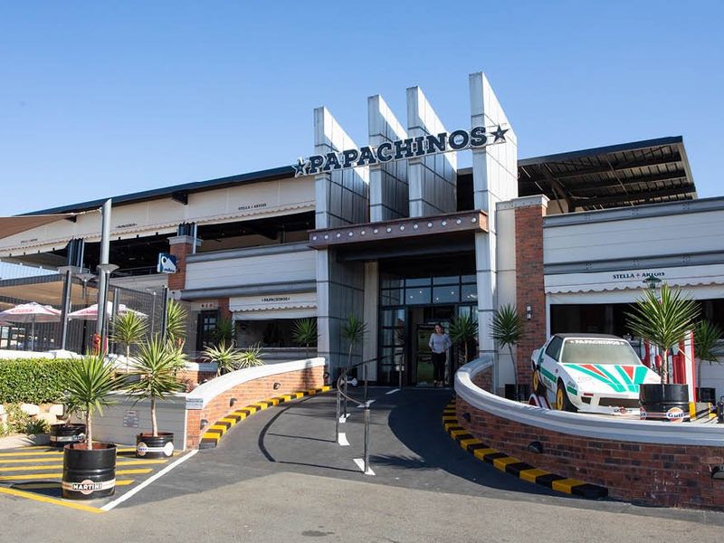 Strategic retail space in Stoneridge Shopping Centre - Photo 6